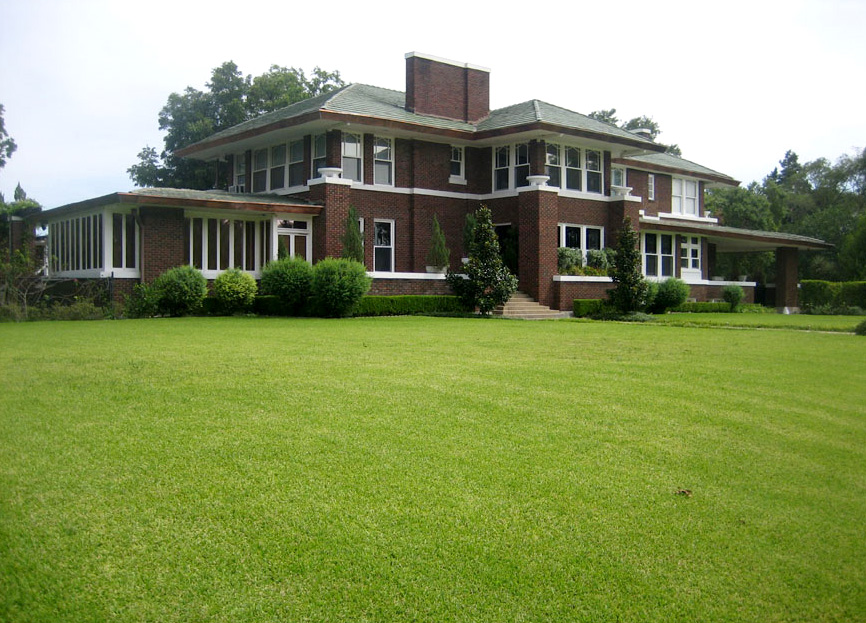 5002 Swiss is more like the expansive homes Wright designed in Chicago