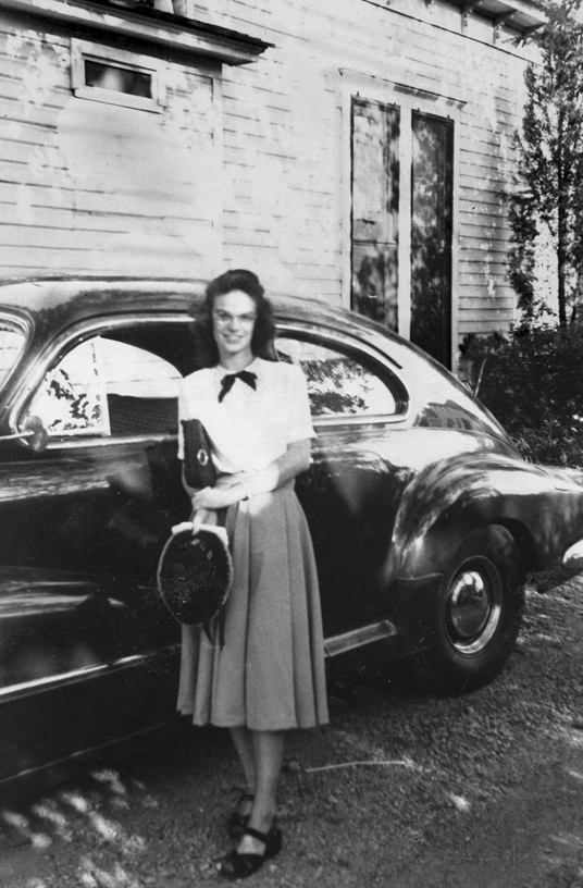 Nita and Pluta Belle at the Lincoln home at 3311 Worth, 1947